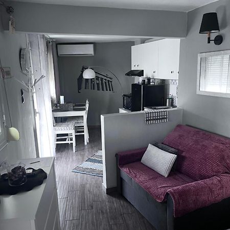 Cozy Studio Apartment In The Heart Of Athens Exterior photo